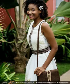 Robe longue brodée "Machami séwloué", tissu batik tons beige kaki marron, ceinture brodée assortie.