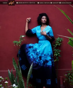 Robe longue brodée "Adétèdou séwloué", tissu batik tons bleu turquoise et bleu marine, ceinture brodée assortie et chapeau brodé assorti.