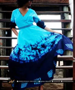 Robe longue brodée "Adétèdou séwloué", tissu batik tons bleu turquoise et bleu marine, ceinture brodée assortie et chapeau brodé assorti.