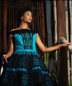 Robe courte brodée "Déla klém", tissu batik tons vert emeraude et noir, ceinture brodée assortie.