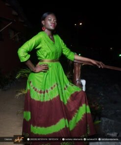 Robe longue brodée "Adétèdou séwloué", tissu batik tons vert et marron, ceinture brodée assortie.