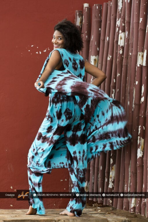 Ensemble pantalon palazzo et gilet cape long, tissu tie and dye bleu turquois et marron.