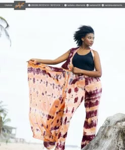 Ensemble pantalon palazzo et gilet cape long, tissu tie and dye saumon et rouge Bordeaux . Prix 45000f