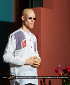 Chemise manches longues, en tissu lin blanc mix pagne tissé avec broderies.