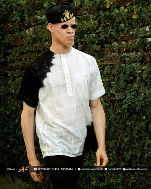 Chemise manches courtes, en voile de tissu coton piqué, batik blanc noir