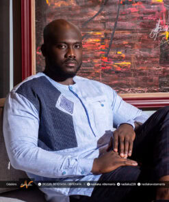 Chemise manches longues, en tissu lin bleu ciel mix pagne tissé avec broderies.