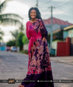 Robe longue batik à manches boutonnées, couleur rose fuschia / violet foncé.