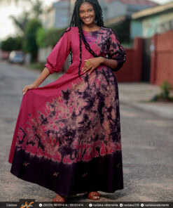 Robe longue batik à manches boutonnées, couleur rose fuschia / violet foncé.