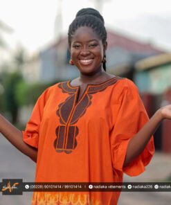 Robe boubou tunique batik brodée, couleurs dégradées orange/rouge/marron.