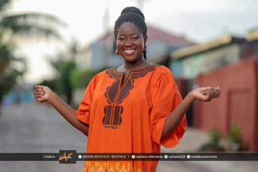 Robe boubou tunique batik brodée, couleurs dégradées orange/rouge/marron.