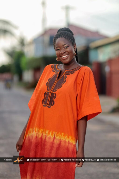 Robe boubou tunique batik brodée, couleurs dégradées orange/rouge/marron.