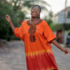 Robe boubou tunique batik brodée, couleurs dégradées orange/rouge/marron.