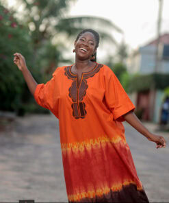 Robe boubou tunique batik brodée, couleurs dégradées orange/rouge/marron.