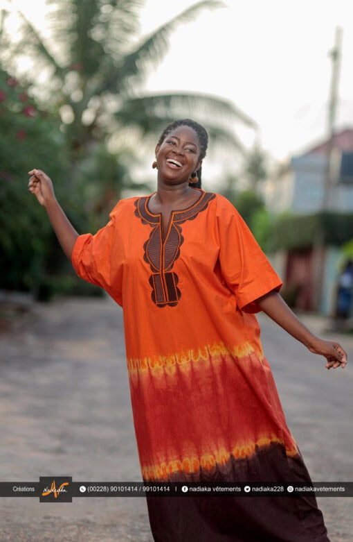 Robe boubou tunique batik brodée, couleurs dégradées orange/rouge/marron.