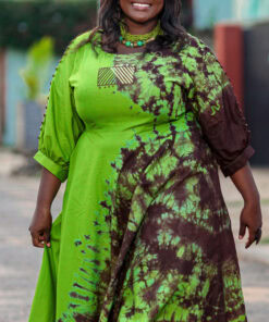Robe longue batik brodée, manches boutonnées, couleur vert olive / marron