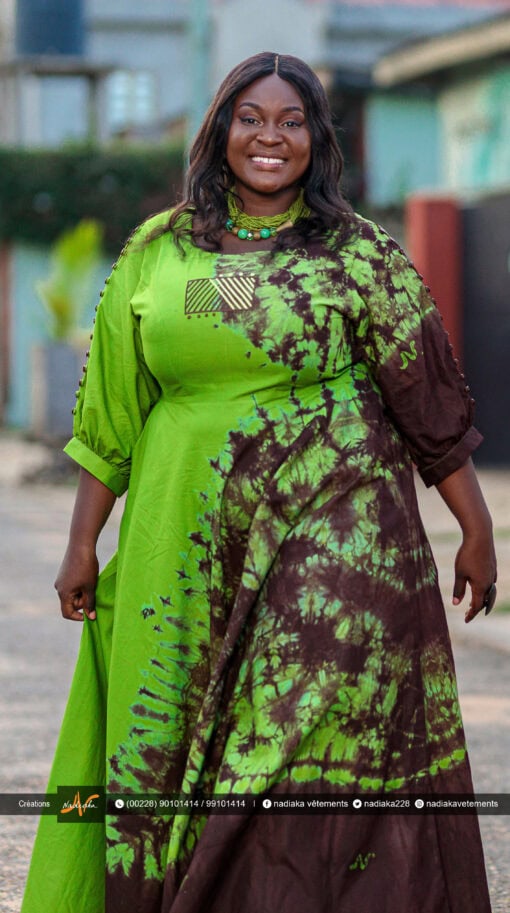 Robe longue batik brodée, manches boutonnées, couleur vert olive / marron