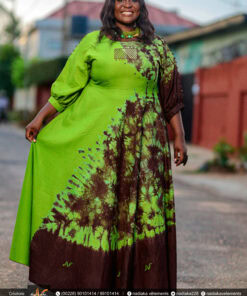 Robe longue batik brodée, manches boutonnées, couleur vert olive / marron