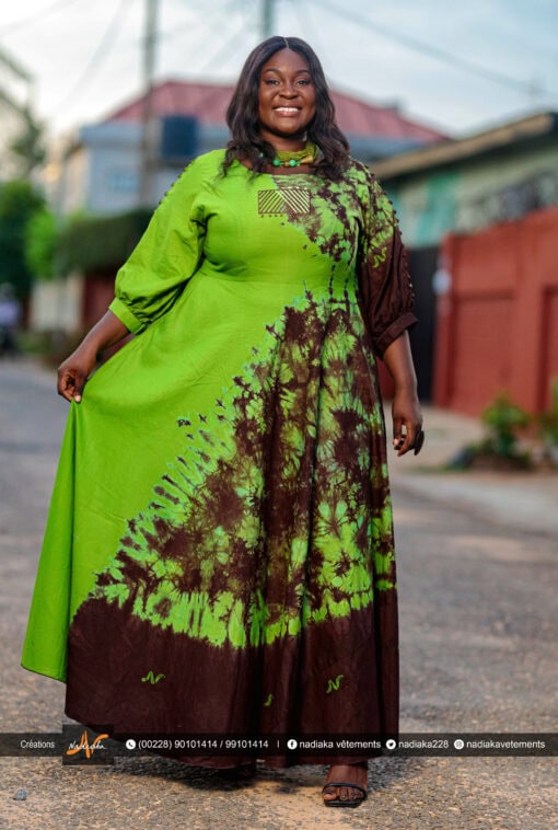 Robe longue batik brodée, manches boutonnées, couleur vert olive / marron