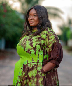 Robe longue batik brodée, manches boutonnées, couleur vert olive / marron