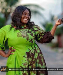 Robe longue batik brodée, manches boutonnées, couleur vert olive / marron