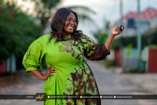 Robe longue batik brodée, manches boutonnées, couleur vert olive / marron