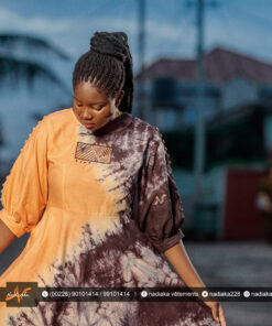 Robe longue batik brodée, manches boutonnées, couleur Saumon / marron