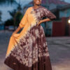 Robe longue batik brodée, manches boutonnées, couleur Saumon / marron