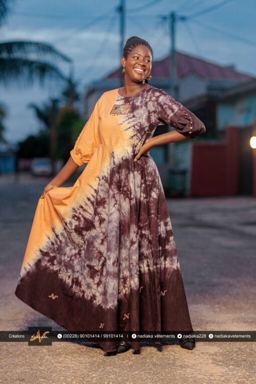 Robe longue batik brodée, manches boutonnées, couleur Saumon / marron