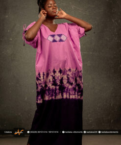Robe boubou batik brodée, couleurs dégradées violet clair/violet foncé.