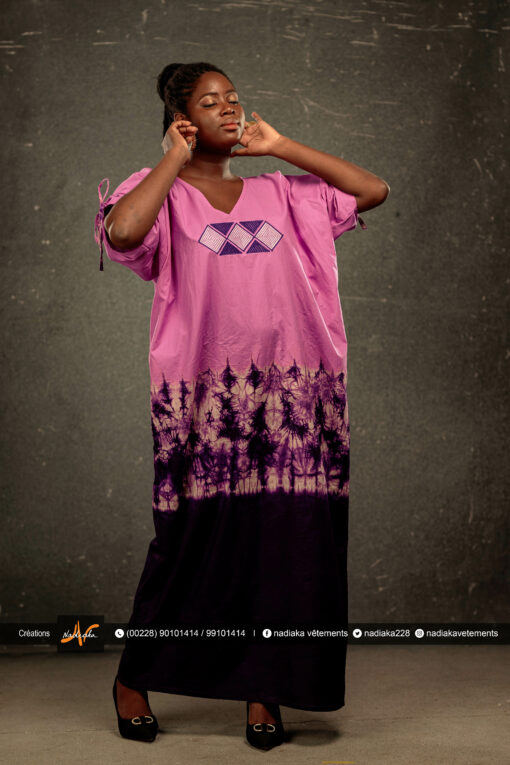 Robe boubou batik brodée, couleurs dégradées violet clair/violet foncé.