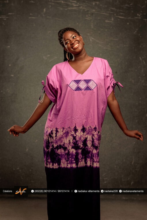 Robe boubou batik brodée, couleurs dégradées violet clair/violet foncé.