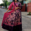 Robe longue batik à manches boutonnées, couleur rose fuschia / violet foncé.