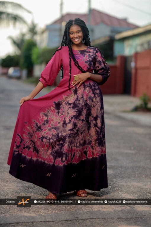 Robe longue batik à manches boutonnées, couleur rose fuschia / violet foncé.