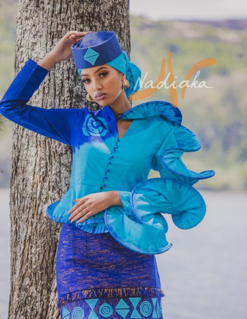Ensemble tailleur jupe pagne tissé bleu(à brillantine or), brodée + haut en tissu coton batik couleur bleue turquoise et bleue. Avec Foulard et Chapeau brodé assortis.