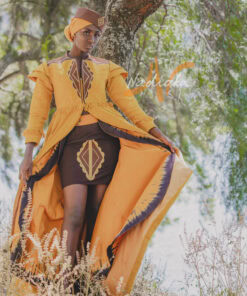 Robe longue brodée à traîne, en pagne tissé couleur moutarde à brillantine or. Jupe en tissu batik marron Foulard et chapeau brodé assortis.