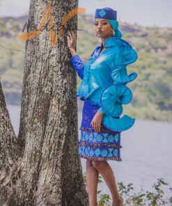 Ensemble tailleur jupe pagne tissé bleu(à brillantine or), brodée + haut en tissu coton batik couleur bleue turquoise et bleue. Avec Foulard et Chapeau brodé assortis.