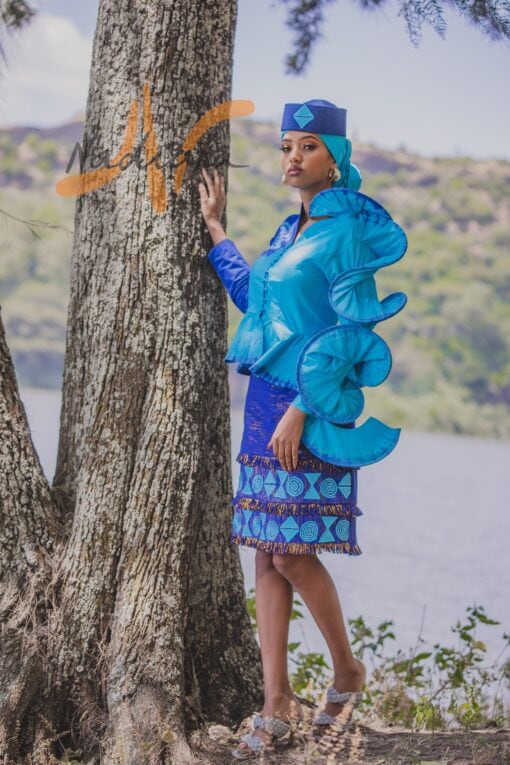 Ensemble tailleur jupe pagne tissé bleu(à brillantine or), brodée + haut en tissu coton batik couleur bleue turquoise et bleue. Avec Foulard et Chapeau brodé assortis.