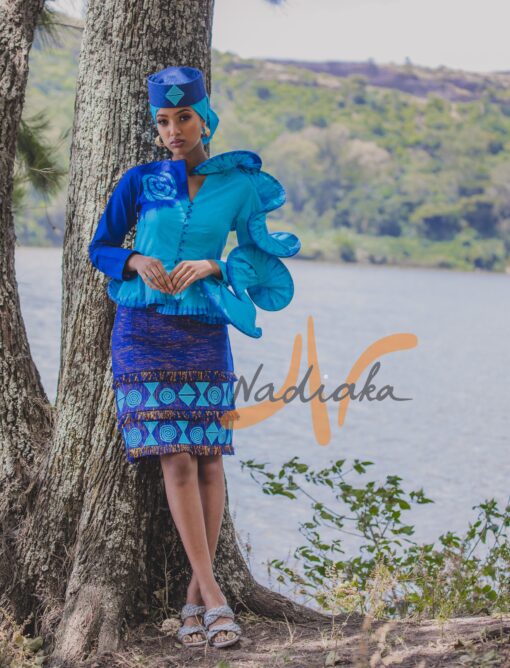 Ensemble tailleur jupe pagne tissé bleu(à brillantine or), brodée + haut en tissu coton batik couleur bleue turquoise et bleue. Avec Foulard et Chapeau brodé assortis.