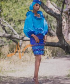 Ensemble tailleur jupe pagne tissé bleu(à brillantine or), brodée + haut en tissu coton batik couleur bleue turquoise et bleue. Avec Foulard et Chapeau brodé assortis.