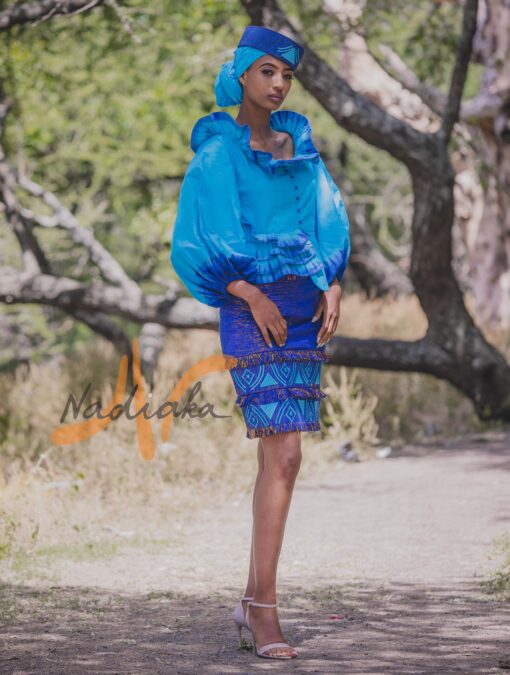 Ensemble tailleur jupe pagne tissé bleu(à brillantine or), brodée + haut en tissu coton batik couleur bleue turquoise et bleue. Avec Foulard et Chapeau brodé assortis.