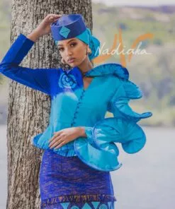 Ensemble tailleur jupe pagne tissé bleu(à brillantine or), brodée + haut en tissu coton batik couleur bleue turquoise et bleue. Avec Foulard et Chapeau brodé assortis.