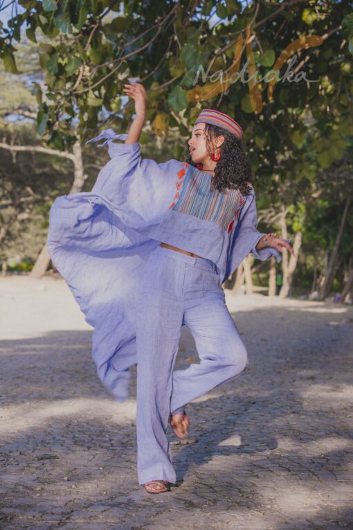 Ensemble pantalon et boubou asymétrique, tissu lin mix pagne tissé traditionnel, couleur bleu ciel.