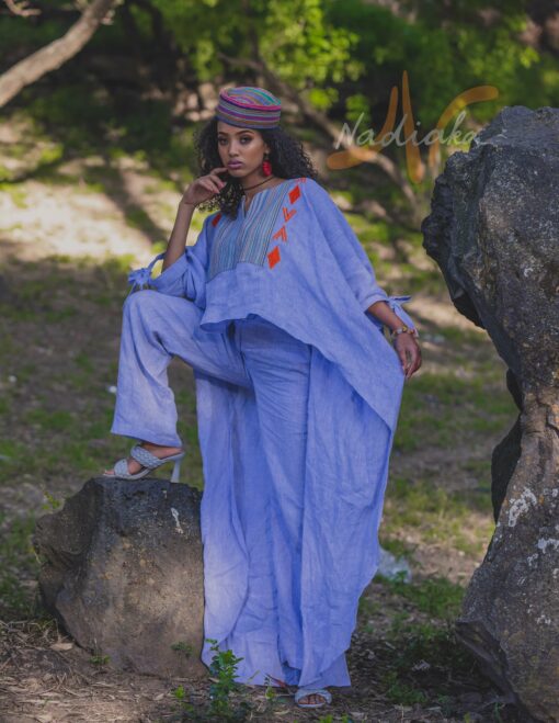 Ensemble pantalon et boubou asymétrique, tissu lin mix pagne tissé traditionnel, couleur bleu ciel.