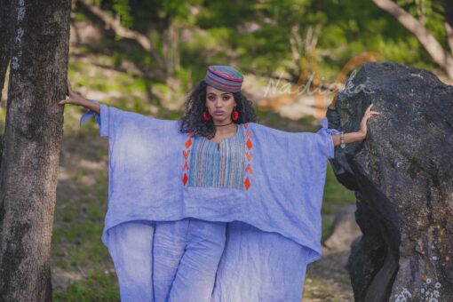 Ensemble pantalon et boubou asymétrique, tissu lin mix pagne tissé traditionnel, couleur bleu ciel.
