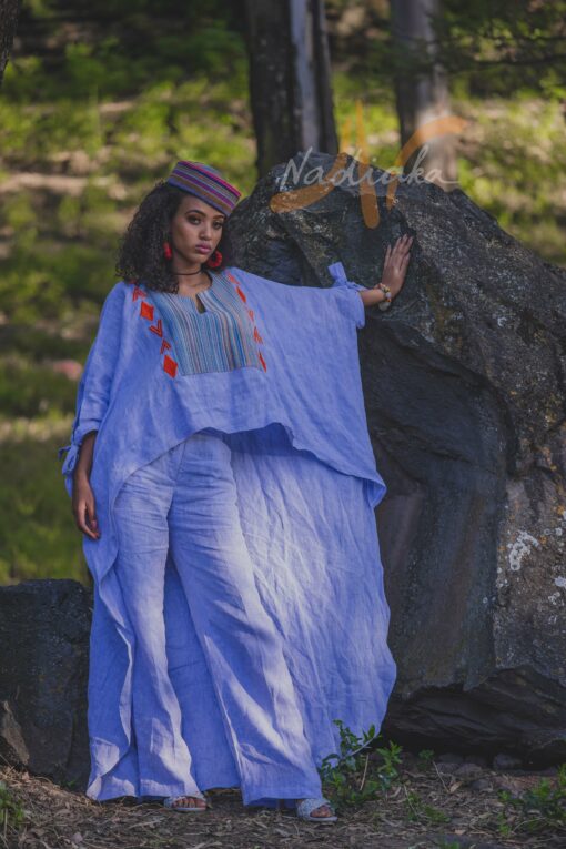 Ensemble pantalon et boubou asymétrique, tissu lin mix pagne tissé traditionnel, couleur bleu ciel.