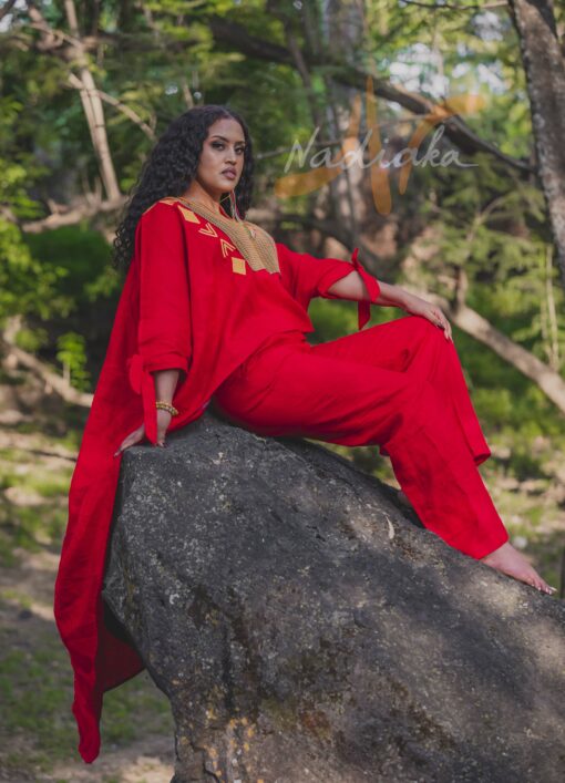 Ensemble pantalon et boubou asymétrique, tissu lin mix pagne tissé traditionnel, couleur rouge.