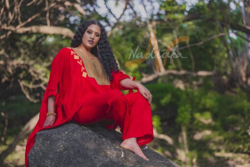 Ensemble pantalon et boubou asymétrique, tissu lin mix pagne tissé traditionnel, couleur rouge.