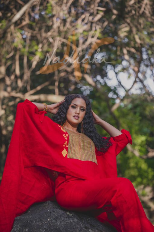 Ensemble pantalon et boubou asymétrique, tissu lin mix pagne tissé traditionnel, couleur rouge.