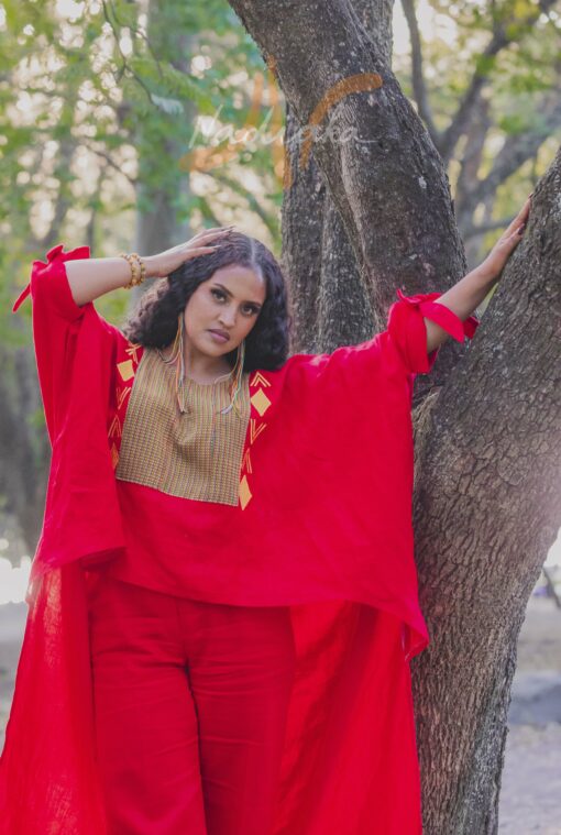 Ensemble pantalon et boubou asymétrique, tissu lin mix pagne tissé traditionnel, couleur rouge.