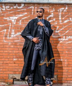 Ensemble 3 pieces: ensemble tunique batik gris noir blanc, et super cape agbada en kenté noir, broderie argentée au dos.